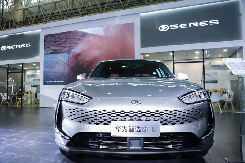 赛力斯华为智选SF5闪耀亮相武汉汽车博览会