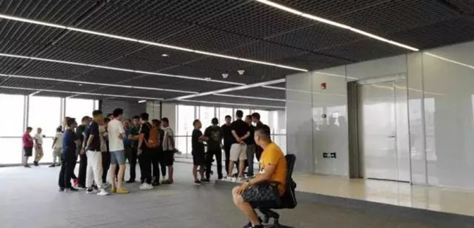  前有坐机盖后有扔煤罐 “过激维权”究竟伤害了谁？