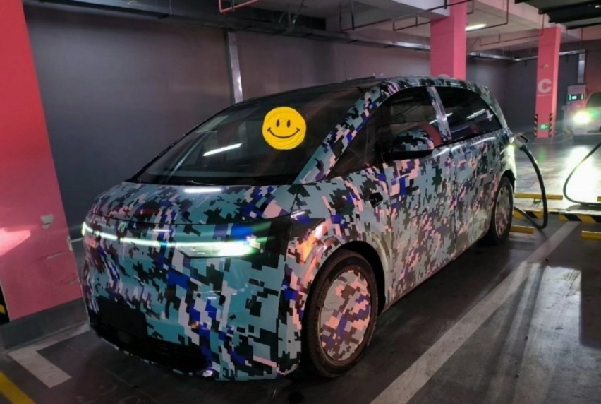 极氪全新MPV车型CM2E内饰曝光，配折叠扶手箱，前排可切换三人座