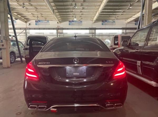 最低标准4.0T，配红色卡钳和四尾排，它才是真正的“西装暴徒