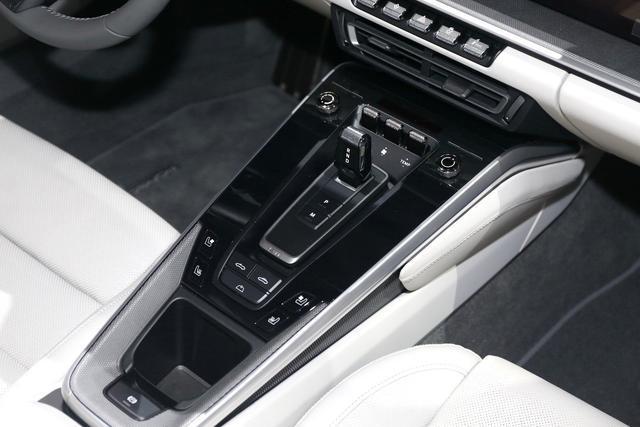 全新保时捷911 Carrera 4S 最大马力309匹 零到百公里只需3.7秒