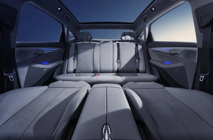 “智稳CEO”岚图追光PHEV 25.28万元起上市