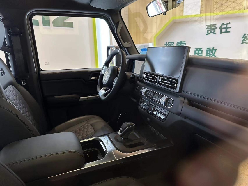 全新212的双整体桥悬架并且槽点，作为民用越野车可降低改装代价