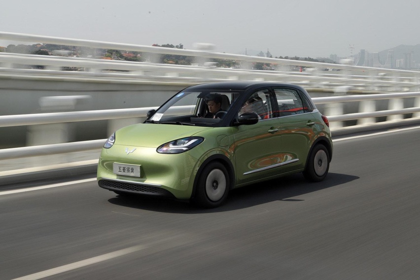 大五座纯电新车，搭载100kW电机，宝骏云朵杠上了比亚迪海豚