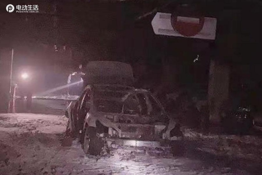 据传上海一特斯拉Model 3地库爆燃 人员安全但车辆焚毁