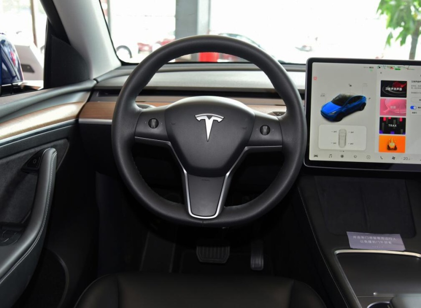Model Y 标准续航版低价上市，蔚来EC6还值得买吗？