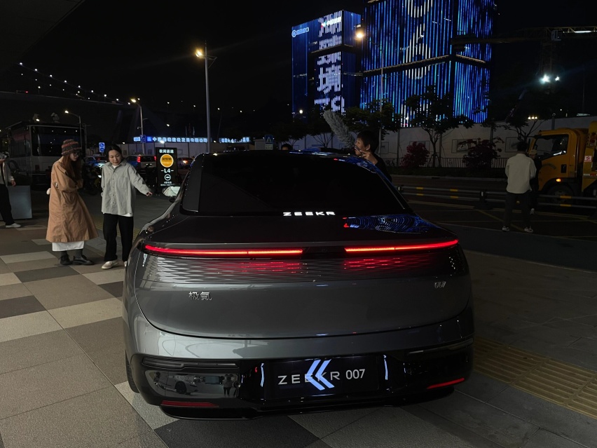 极氪007实车到店，黑化颜值更高，配可倾斜中控屏，续航870km