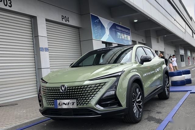 运动感与舒适度的完美平衡，赛道试驾2022款UNI-T