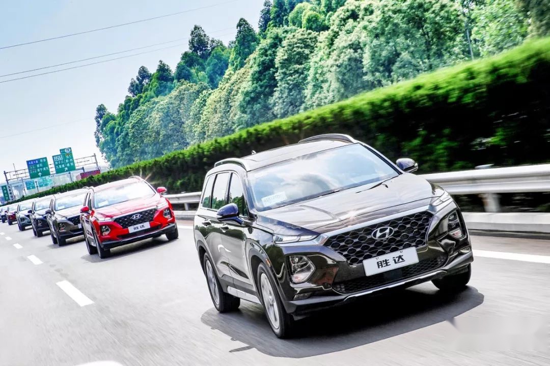 谁是最值得购买的大型智能SUV？第四代胜达第一个举手｜试驾