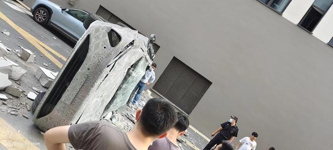 蔚来测试车坠楼致2死，官方回应：与车辆本身无关。