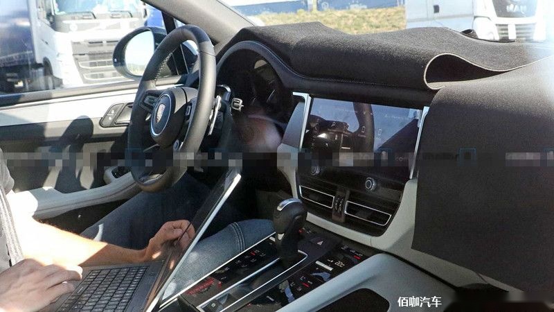 porsche-macan-second-facelift-spy-photo-interior.jpg