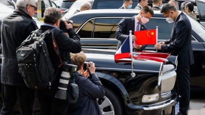 马克龙访华，乘坐红旗L5，引法国记者“怒赞”