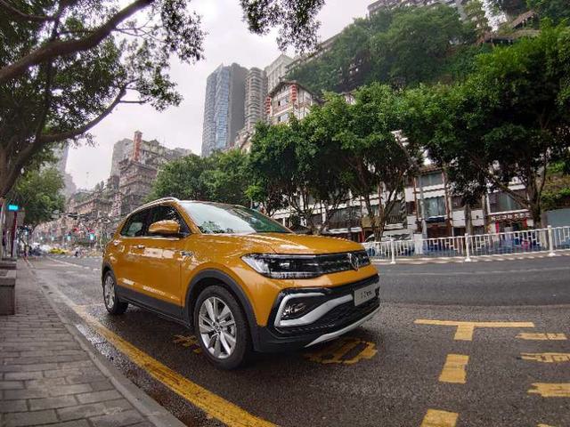 在重庆，开偏30°怕的不是撞车，而是走错路，因为导航都不灵