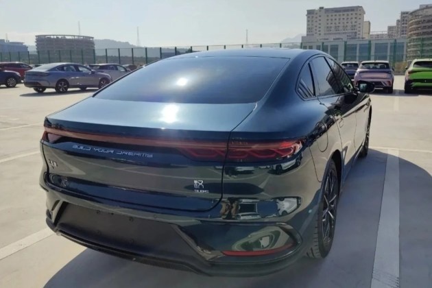新款比亚迪汉EV实车照，可能为运动版车型，续航715km，配色很帅