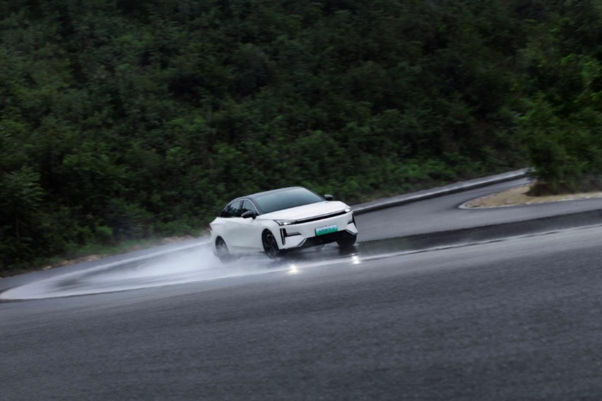 赛得过BBA？吉利银河L6重新定义新一代驾控标准