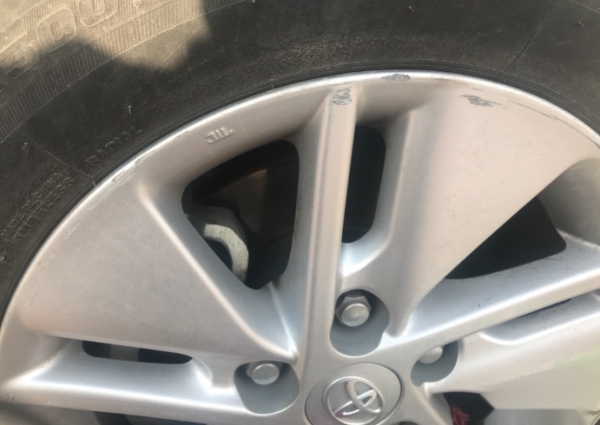 轮毂需要保养吗？很多车主并不重视，发生剐蹭自己也能解决