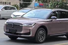 新款冒险家街头现身，路人驻足看呆