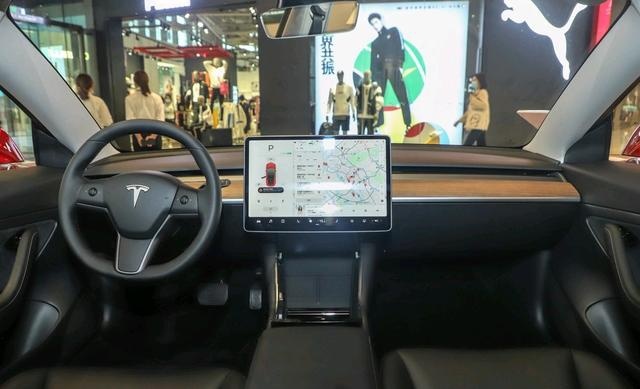 帕萨特：特斯拉Model3算什么豪车，还没我贵呢！