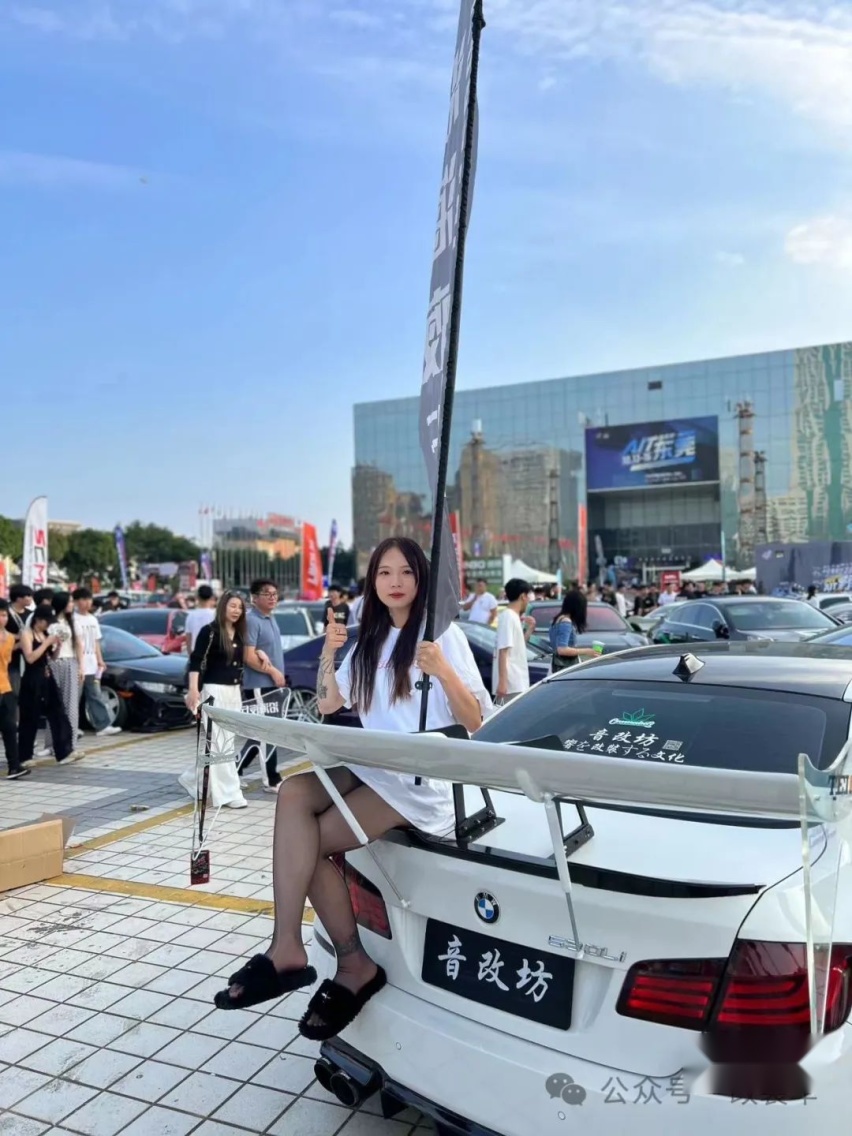 尾翼能晾衣服的姿态风宝马528Li，让原本低调的外观变得很战斗