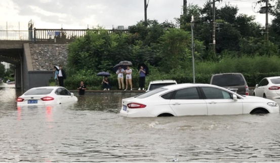 暴雨天车辆泡水了，保险公司会赔偿吗？