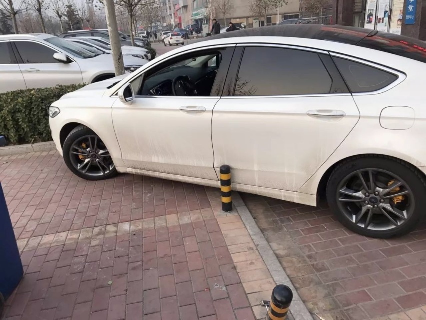 侧面剐蹭后，如何打方向，能把伤害降到最低？