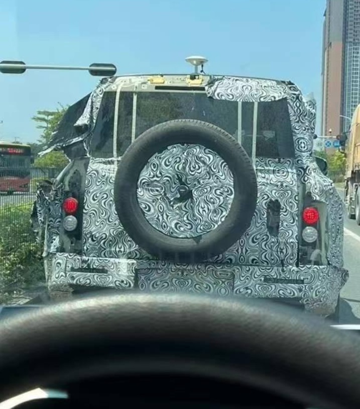 比亚迪仰望起步超百万，定位硬派越野车，外形设计似大G
