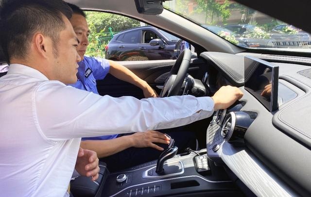 不再羡慕迪拜豪车警车，中国豪华警车VV7来了