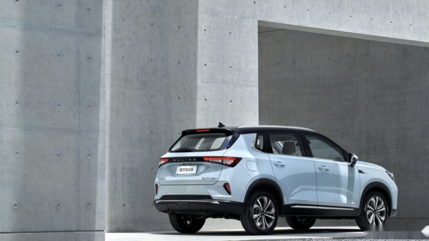 堪称混动SUV“地板价”，10万就能买，油耗5.7L，五菱又要火了？