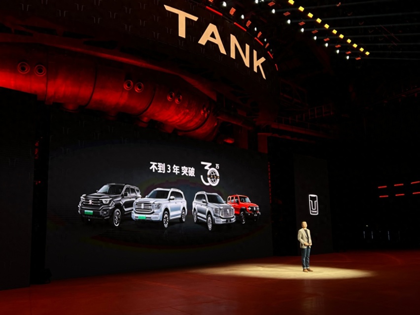 中型插混SUV，硬派带锁，坦克400 Hi4T售价27.98万起