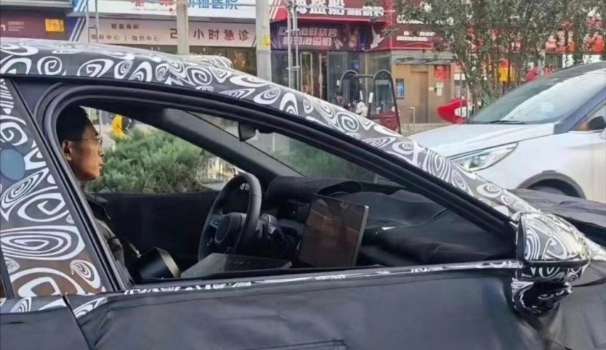 小米SU7实车曝光，外形神似保时捷，有望配800V，卖多少钱合理？