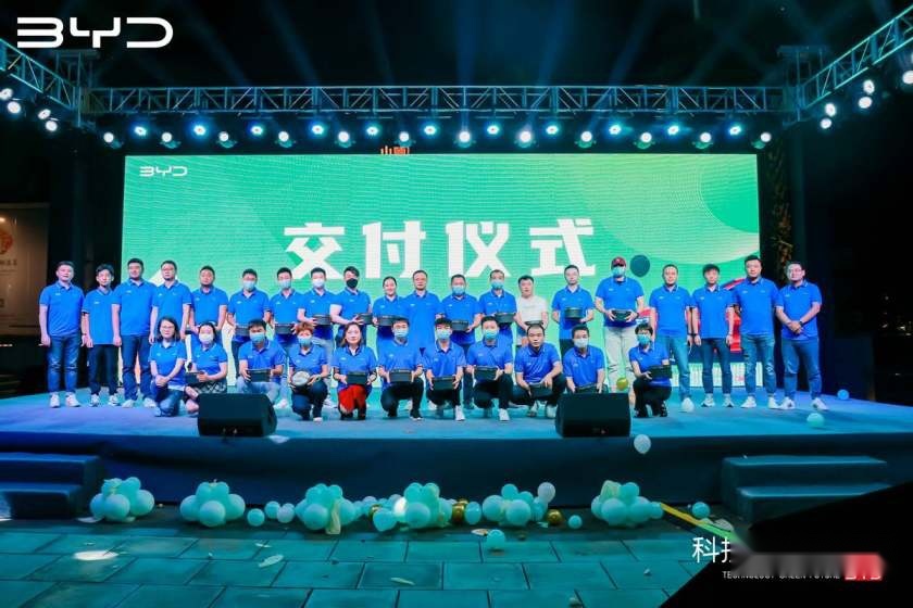 比亚迪秦PLUS尊崇交付花海之夜昆明站-完美收官