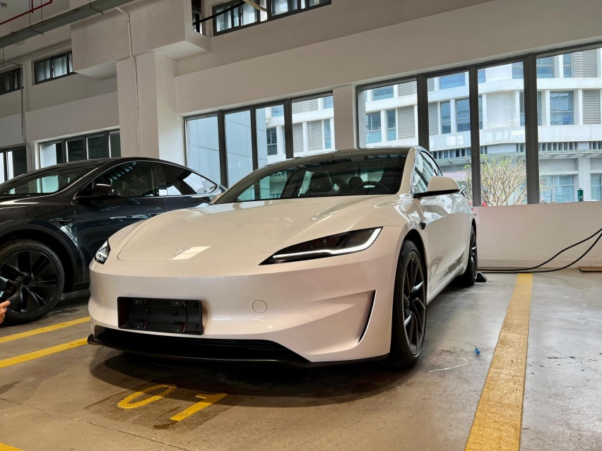 特斯拉Model 3高性能版到店，增碳纤维饰件，配460马力+赛道模式
