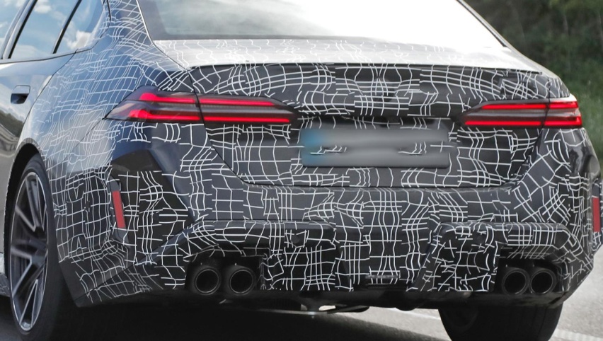 动力系统或为4.4T V8插电混 新一代宝马M5轻微装谍照曝光