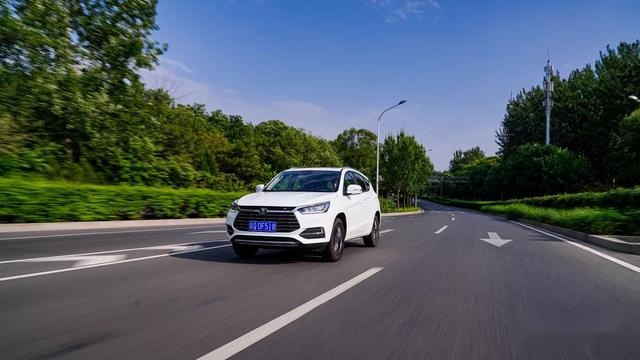 9万就有LED大灯 还省油空间大 比亚迪宋有啥实力？
