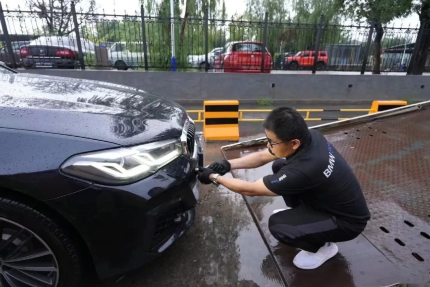 几位宝马车主雨季出行遇到突发意外，是谁帮助他们快速脱困？