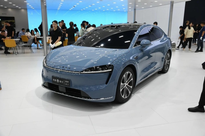 全新智己LS6对比智界R7，25万级纯电中大型SUV，谁更让你心动？