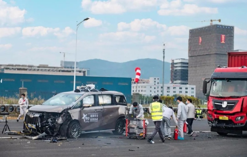 M8宗师实车碰撞，挑战大货车