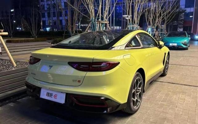 国产平民纯电跑车！双门四座+纵置大屏，哪吒E实车谍照曝光