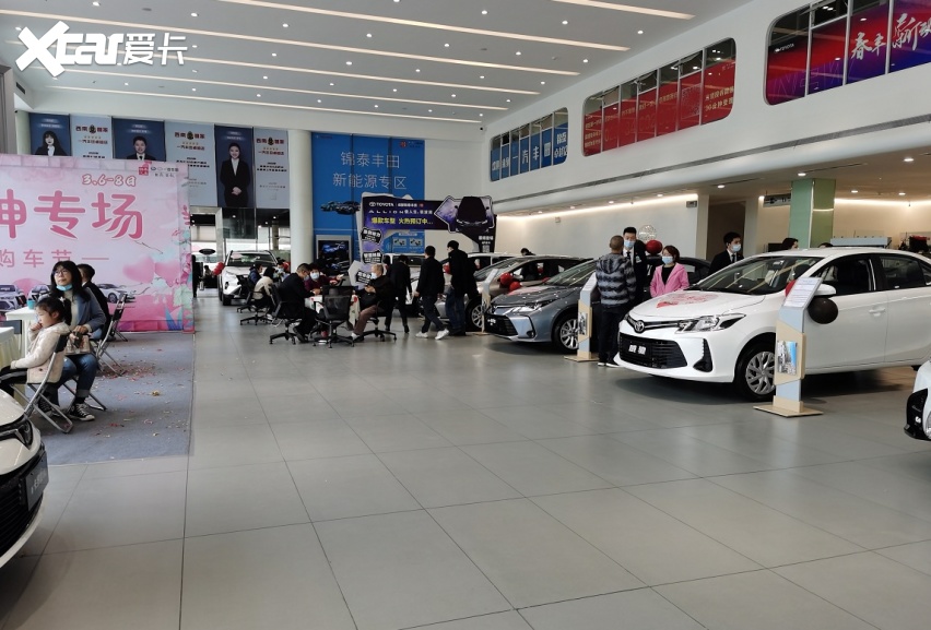 探店丰田4s店展厅人满为患新款凯美瑞成关注焦点