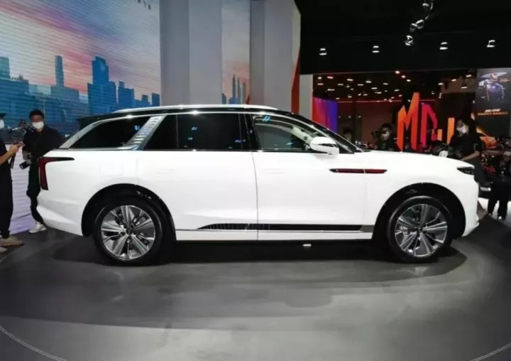 红旗纯电旗舰SUV，E-HS9首次亮相荷兰，当地起售价约61.5万人民
