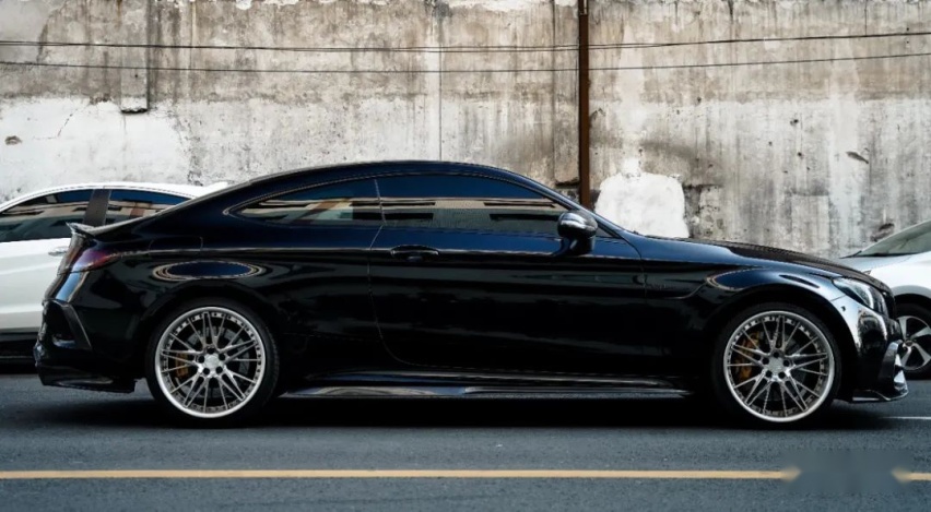 气动姿态风的奔驰AMG C63 Coupe，趴在地上的它显得更加优雅
