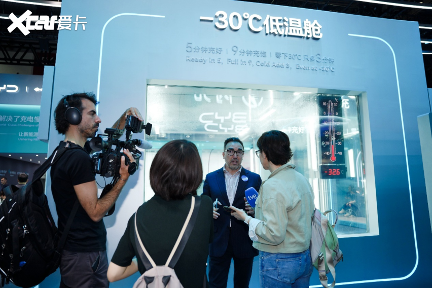 北京国际车展E3馆C位出圈 比亚迪成为国外友人的重点打卡地