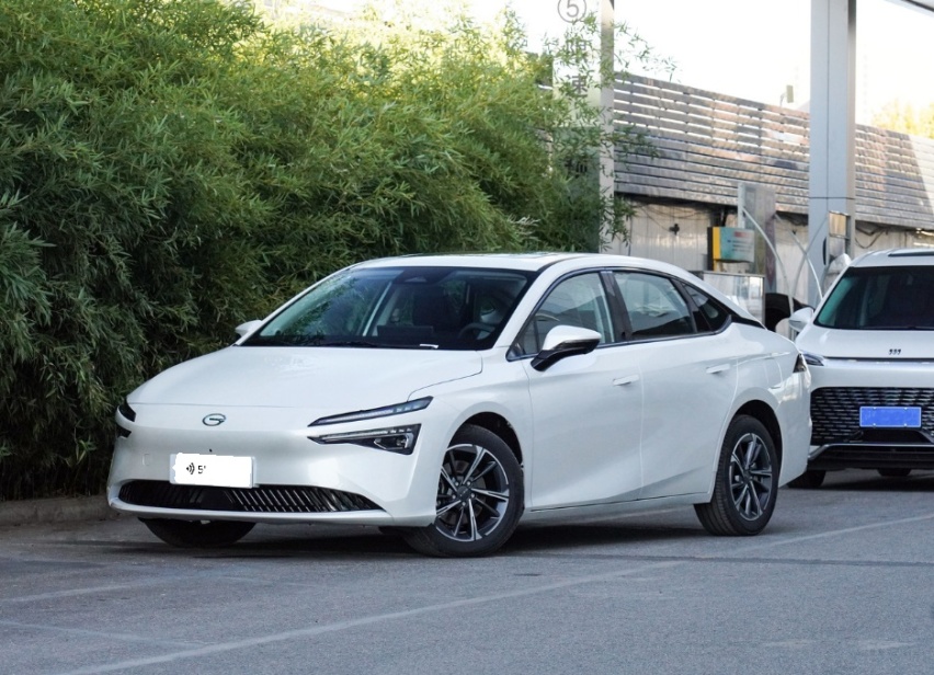 不仅限于网约车，2024款AION S造型更大气，皓月白内饰给好评