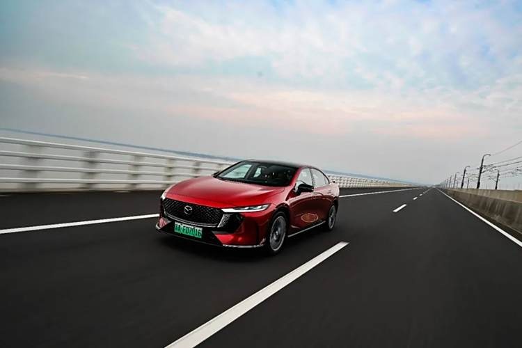 画风大变的MAZDA EZ-6 依然“人马一体”