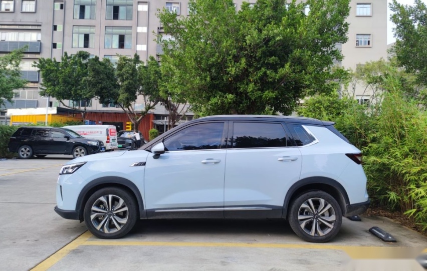 自驾游就靠它，开1000公里只需一箱油，后排可当床，大厂出品