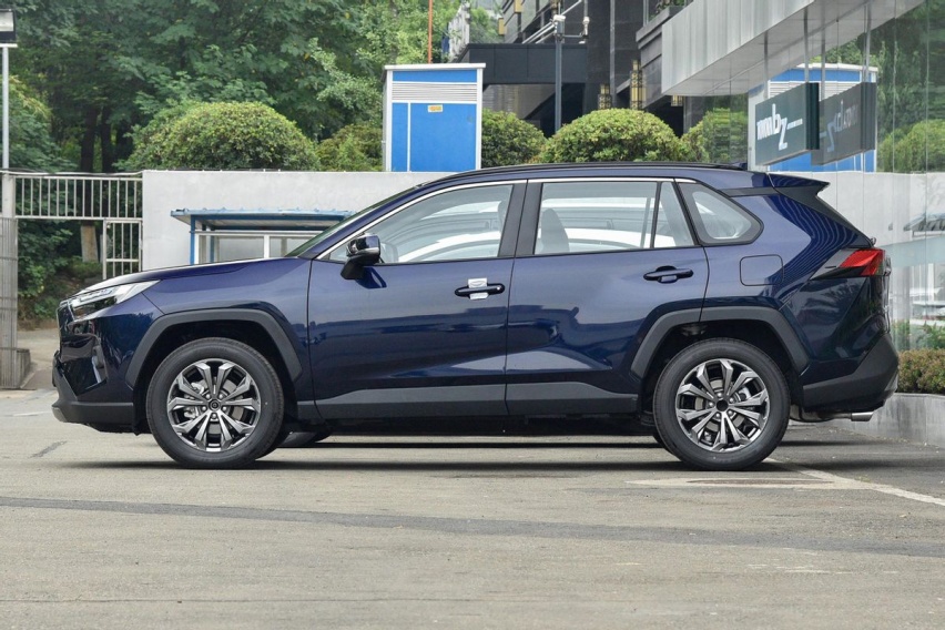 红旗HS3全面对比RAV4，谁才是“高配低价”的代名词？