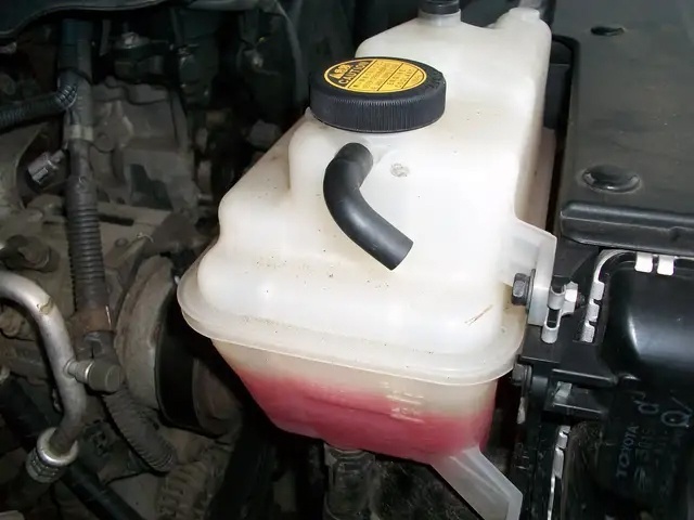 新手解惑：新车1万8千公里，冷却液低于刻度线，需要全部换掉吗？