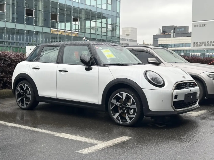 新一代MINI COOPER五门版到店，电MINI同款设计，搭1.5T