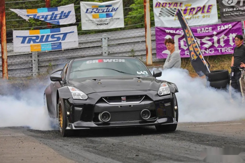 2000匹直线战神GT-R R35 为稳定涡轮前置水箱后移