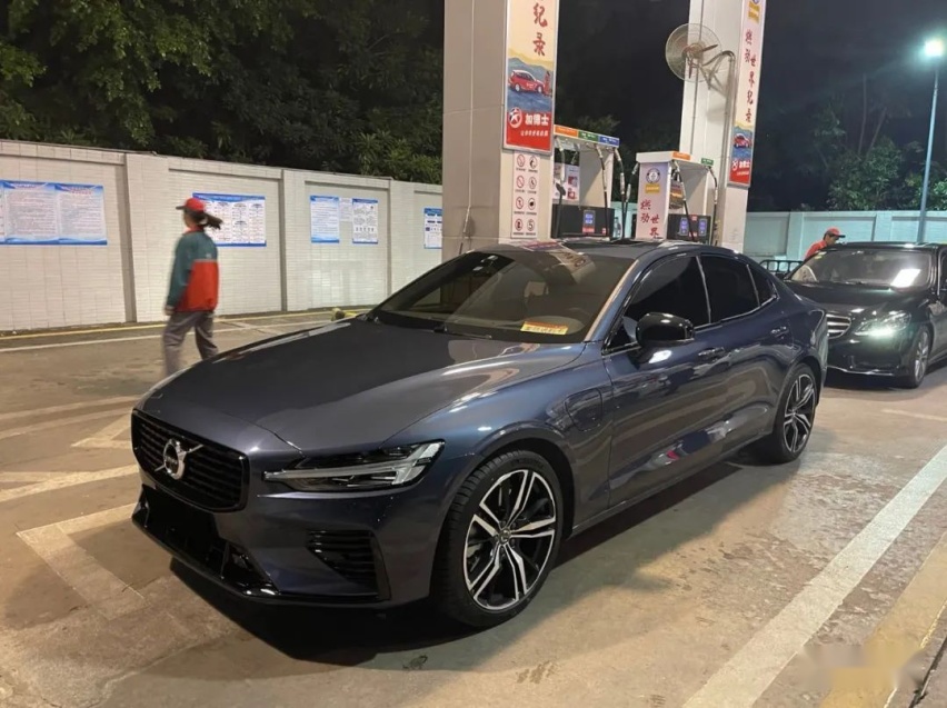 外表简约素雅的沃尔沃S60 T8，改装路上花了不少心思
